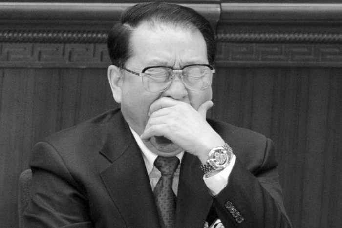Ли Чанчунь, бывший член Постоянного комитета Политбюро, зевает во время открытия сессии Всекитайского собрания народных представителей Китая в Большом зале народных собраний, Пекин, 5 марта 2012 года. Недавняя волна новостей в управляемой государством прессе о Ли и его семье вызвали слухи, что он будет обвинён в коррупции. Фото: Liu Jin/AFP/Getty Images