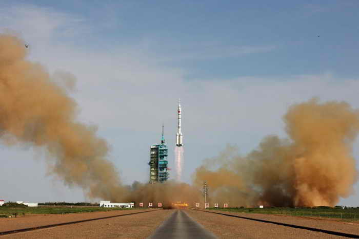 Китайская ракета Long March-2F с пилотируемым аппаратом Шэньчжоу-10 стартует с космодрома Цзюцюань, 11 июня 2013 года, провинция Ганьсу, Китай. Фото: ChinaFotoPress/Getty Images