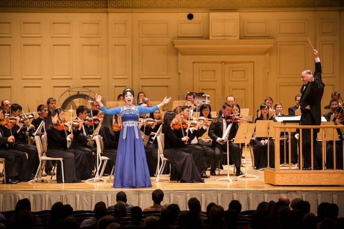 Солистка симфонического оркестра Shen Yun, сопрано Минь Цзян, поёт «Небесную тайну» в Бостонском симфоническом зале 9 октября 2013 года. Оркестр является единственным в мире, который сочетает в себе классические западные и китайские инструменты. Фото: Edward Dai/Epoch Times