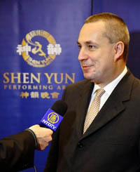 Ондрей Досталь, член словацкого парламента, на представлении Shen Yun в Братиславе (Петер Жонастик/The Epoch Times)