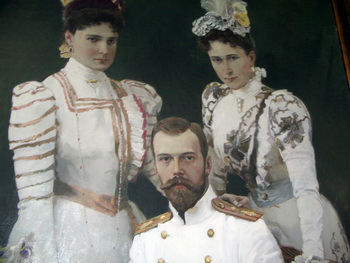 «Император Николай II и великие княгини» (фрагмент). Картина Дмитрия Белюкина. Фото: Татьяна Петрова/Великая Эпоха (The Epoch Times)