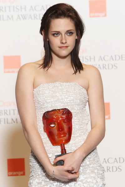 Церемония вручения наград Британской киноакадемии (BAFTA). Актриса Кристен Стюарт со своим призом «Восходящей звезды». Фото:  Dave Hogan/Getty Images