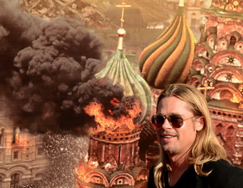 «Война миров Z». Актёр Брэд Питт перед плакатом фильма «Война миров Z» на 35-м Кинофестивале в Москве. Фото: KIRILL KUDRYAVTSEV/AFP/Getty Images