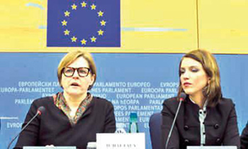 Екатерина Котрикадзе (справа) сотрудница канала «Первый кавказский» в Европарламенте в   Страсбурге, выступает в защиту канала. Фото: GEORGES GOBET/AFP/Getty Images