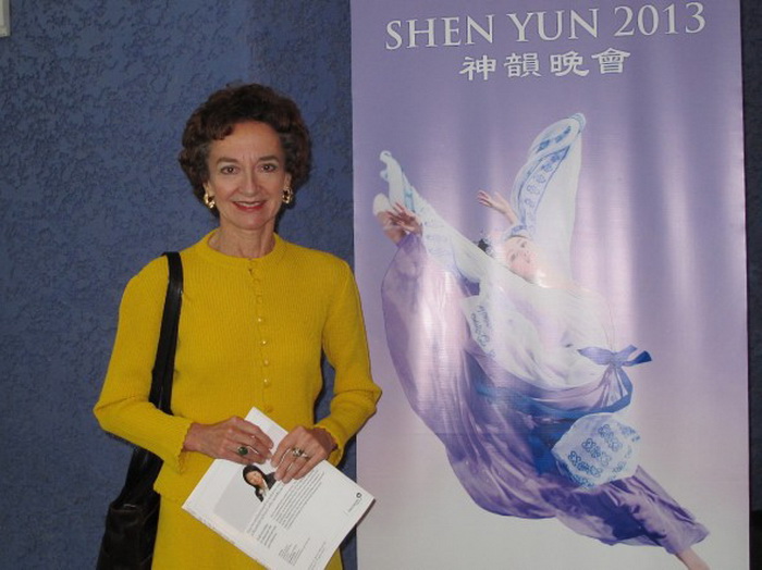 Сьюзан Вейднер побывала 3 марта на шоу Shen Yun Performing Arts в театре «Икеда» в Центре искусств города Меса. Фото: Yaning Liu/The Epoch Times