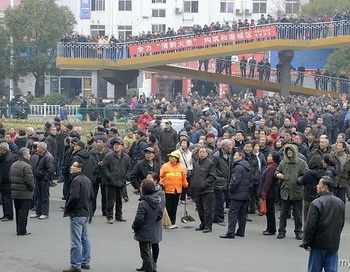 Утром 21 февраля 2012 года в городе Ичан провинции Хубэй, тысячи пенсионеров китайской компании Гэчжоуба, вышли на улицы с протестом, требуя повышения пенсий, а также уйти в отставку Ян Цзисюэ председателя компании Гэчжоуба. Фото: epochtimes.com 