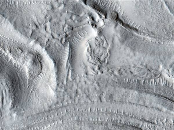 Марс. Концентрический кратер на Северных равнинах Марса. Фото: NASA/JPL/University of Arizona