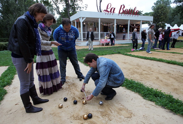 La Boule — petanque cafe в Парке Горького. Petanque (петанк) — провансальская игра, хотя была известна людям ещё с древних времён. Фото: Alexey SAZONOV/AFP/Getty Images