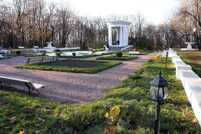 Архитектурный ансамбль в честь 800-летия Москвы в Нескучном саду. Фото: Akkit/Commons.wikimedia.org