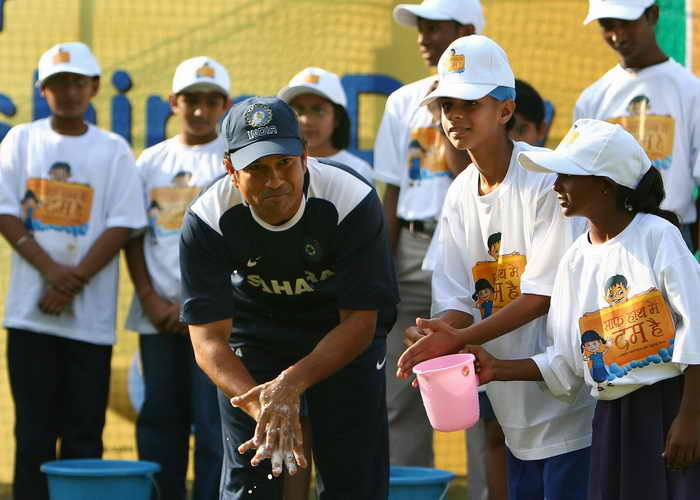 Правильно мыть руки умеют только 5% людей. Фото: MANAN VATSYAYANA/AFP/Getty Images
