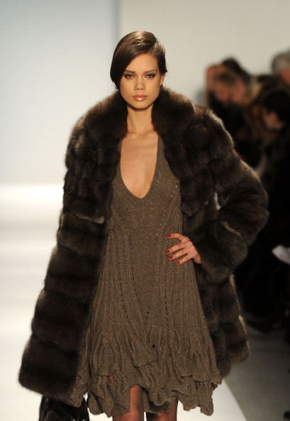 Коллекция Dennis Basso на Неделе моды Mercedes Benz Fashion Week 2011, 15 февраля 2011, Линкольн-центр, Нью-Йорк
