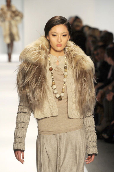 Коллекция Dennis Basso на Неделе моды Mercedes Benz Fashion Week 2011, 15 февраля 2011, Линкольн-центр, Нью-Йорк