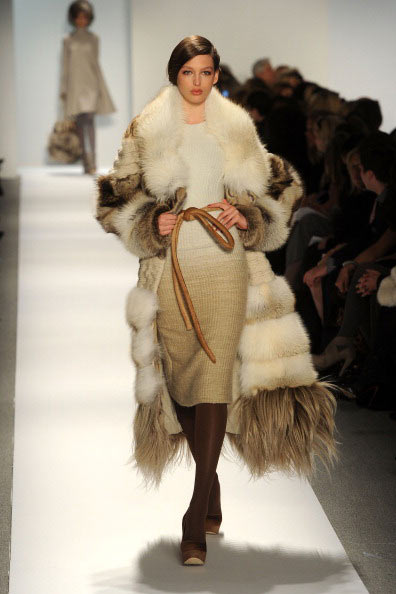 Коллекция Dennis Basso на Неделе моды Mercedes Benz Fashion Week 2011, 15 февраля 2011, Линкольн-центр, Нью-Йорк