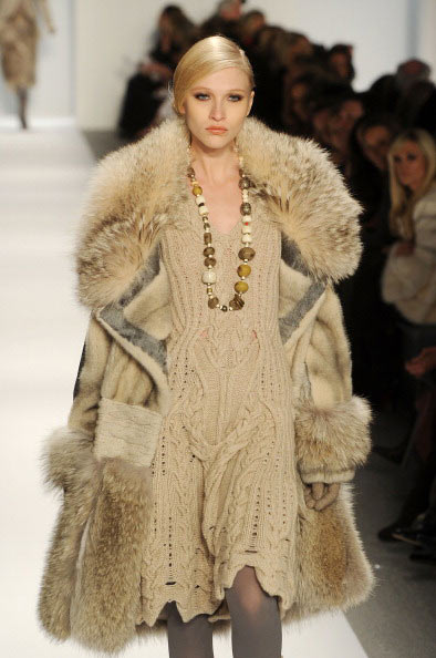 Коллекция Dennis Basso на Неделе моды Mercedes Benz Fashion Week 2011, 15 февраля 2011, Линкольн-центр, Нью-Йорк