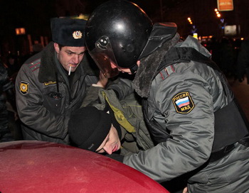 Сотрудники правоохранительных органов задерживают участников митинга протеста на Триумфальной площади. Фото РИА Новости
