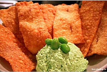 Хумус, как основное блюдо: вместе с edamame, в него как главный компонент входит нут – турецкий горох. В качестве приправы - паста кунжута, тмин и чеснок. Фото: Buncheduptv / flickr.com