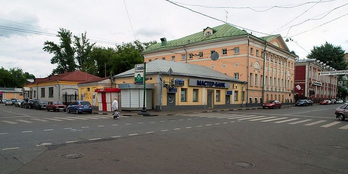 Один из офисов Мастер-Банка в Москве (угол Пятницкой улицы и Климентовского переулка). Фото с сайта commons.wikimedia.org/wiki