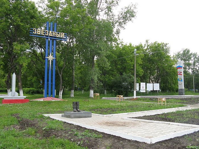 Бронзовый памятник кирзовым сапогам в Звёздном. Фото с сайта wikimedia.org