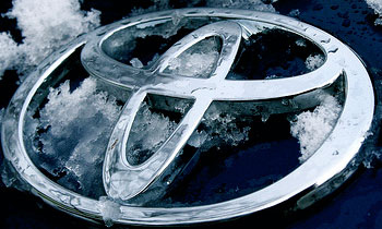 Символ бренда Toyota. Фото с сайта toyota-ua.com/models/yaris