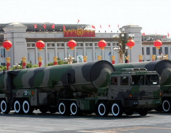 Ядерные ракеты на параде в честь 60-летия основания китайской коммунистической партии, 1 октября 2009 года, Пекин, Китай. Фото: Feng Li/Getty Images
