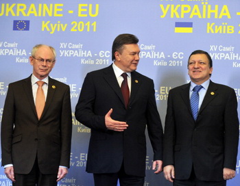 Президент совета ЕС Ван Ромпей, президент Украины Янукович и председатель комиссии ЕС Баррозу в Киеве. Фото: SERGEI SUPINSKY/Getty Images