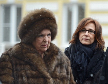 Галина Вишневская, вдова известного советского и русского виолончелиста и дирижёра Мстислава Ростроповича, и его дочь Елена. Фото: ALEXEY DRUZHININ/AFP/Getty Images