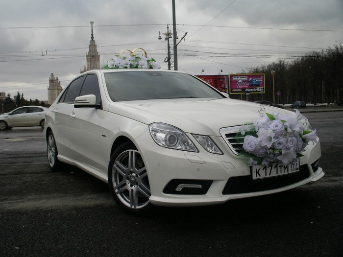 Белый мерседес — Vip-Taksi на свадьбу. Фото с сайта vip-taksi.com/svadba