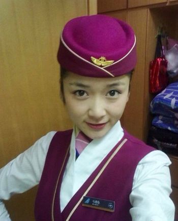 23-летняя стюардесса China Southern Airlines Ма Ай Лунь погибла отвечая по заряжавшемуся iPhone. Как выяснилось, девушка использовала поддельное ЗУ. Фото: weibo.com