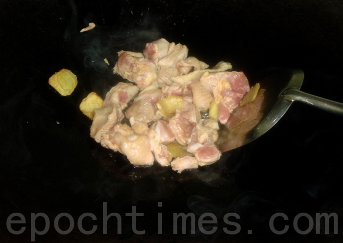 Китайская кухня: курица на кунжутном масле с рисом. Фото: Сюся Линь/Великая Эпоха (The Epoch Times)