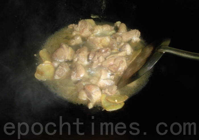 Китайская кухня: курица на кунжутном масле с рисом. Фото: Сюся Линь/Великая Эпоха (The Epoch Times)