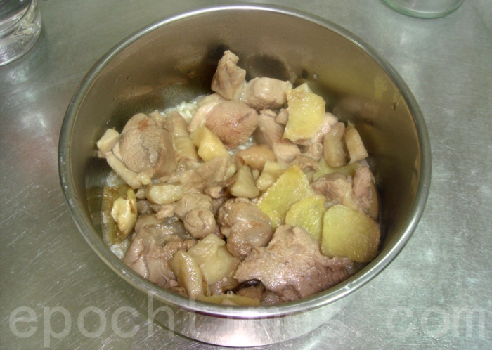Китайская кухня: курица на кунжутном масле с рисом. Фото: Сюся Линь/Великая Эпоха (The Epoch Times)