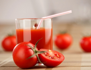 Томатный сок не теряет своих вкусовых качеств на высоте. Фото с сайта ekrasota.com
