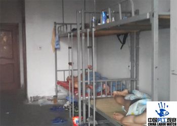 Здесь в антисанитарных условиях ночуют люди, собирающие бюджетные iPhone 5C. Трудовой лагерь в городе Уси (провинция Цзянсу, КНР). Когда четверо из них спят, другие четверо работают. Фото: chinalaborwatch.org