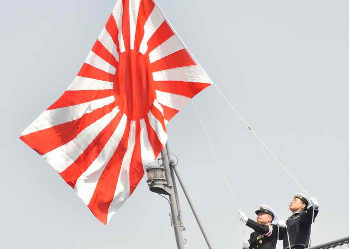 Японский десантный корабль потопил рыболовецкое судно. Фото: TORU YAMANAKA/AFP/Getty Images