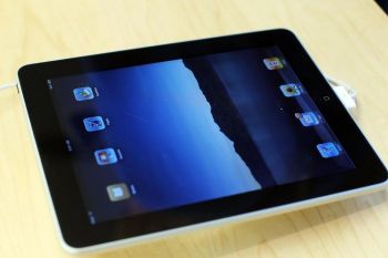 Фаворит новогодних подарков - iPad от Apple - универсальное устройство со множеством приложений, доступных всего одним касанием. Фото: Spencer Platt/Getty Images
