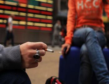 Ученые считают, что принятие и вступление в действие законов запрещающих курение в общественных местах может значительно сократить затраты на здравоохранение и смертность от пассивного курения. Фото: Spencer Platt/Getty Images
