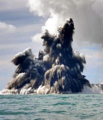 С июля 2011 на острове Эль Йерро геологи зарегистрировали более 10 тысяч выбросов подводного вулкана. Фото с atlas-yacht.ru