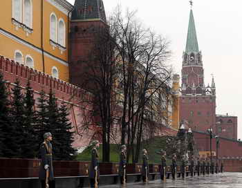  В подмосковных Мытищах открылось Федеральное военное мемориальное кладбище, на территории которого созданы специальные колумбарии для перезахоронения урн с прахом из Кремлёвской стены. Фото: NATALIA KOLESNIKOVA/AFP/Getty Images