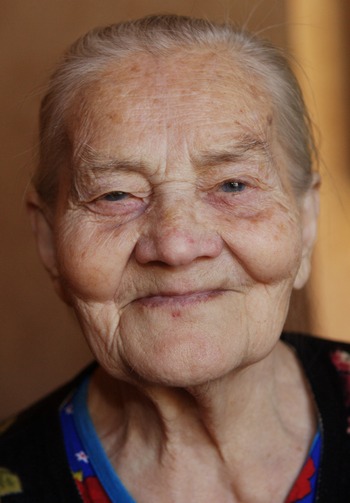 87-летняя   Серафима Васильевна Данилова (1923 г.р.) - ветеран тыла. Маленькая, худенькая, с простой доброй улыбкой на лице. Фото: Ольга ТЮМЕНЦЕВА. Великая Эпоха (The Epoch Times)