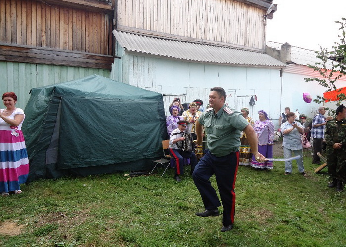 Фланкировка в исполнении атамана на юбилейных мероприятиях г. Енисейска. Фото предоставлено Мариной Жуйковой