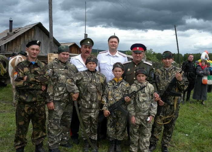 Село Большой Арбай – атаман с молодыми казаками военно-патриотического клуба Зеленогорского отдела ЕВКО. Фото предоставлено Мариной Жуйковой