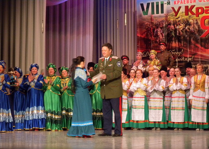 VIII Краевой фестиваль казачьей культуры «У Красного Яра» в мае 2013г. – награждение участников фестиваля. Фото предоставлено Мариной Жуйковой