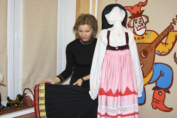 Светлана Мельникова показывает юбку, на которой плиссировка сделана с помощью горячего хлебного мякиша.Фото: Ульяна Ким/Великая Эпоха (The Epoch Times)