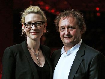 Кейт Бланшетт (Cate Blanchett) актриса и художественный директор театра Sydney Theatre Company и ее муж Андрей Аптон (Andrew Upton) художественный директор того же театра приняли участие в премьере нового мюзикла «Пробуждение весны» в театре Sydney Theatre Company 9 февраля 2010 года в Сиднее, Австралия. Фото: Graham Denholm /Getty Images