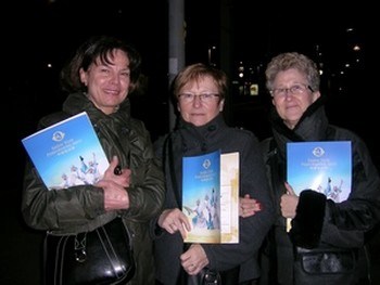 Три подруги на представлении Shen Yun. Фото: Занг Юе /The Epoch Times