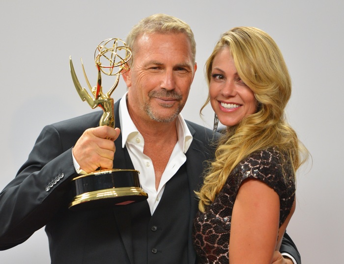 Кевин Костер с супругой на церемонии вручения премии Emmy за лучшее актёрское мастерство в мини-сериале «Игра изменилась». Фото: Frazer Harrison/Getty Images