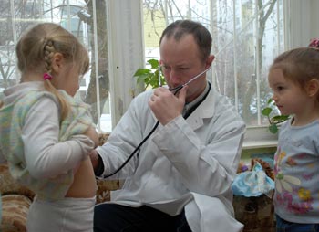 Детский врач-педиатр С.В. Васильев. Беседа о здоровье детей. На медицинском осмотре в детском саду. Фото: Юлия Цигун/Великая Эпоха