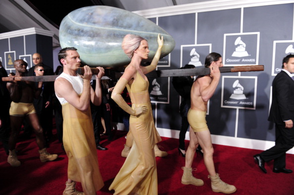 Grammy-2011. Церемония вручения наград. Леди Гага появилась на сцене в яйце. Фоторепортаж. Фото: John Shearer/Kevin Winter/MARK RALSTON/ROBYN BECK/AFP/Getty Images