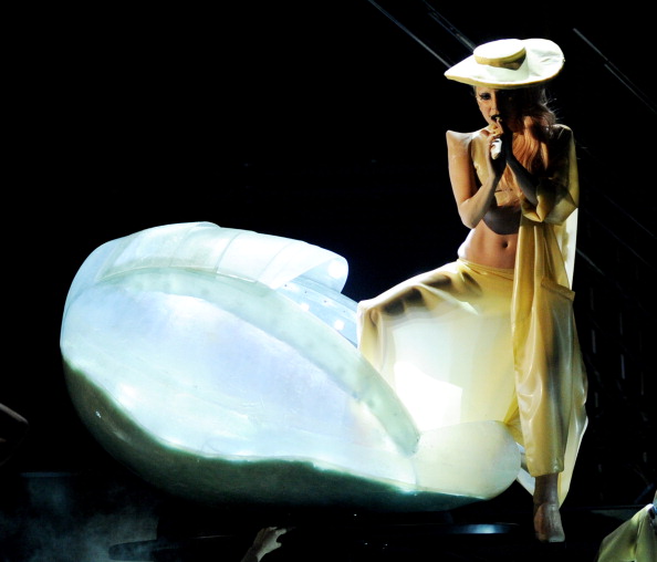 Grammy-2011. Церемония вручения наград. Леди Гага появилась на сцене в яйце. Фоторепортаж. Фото: John Shearer/Kevin Winter/MARK RALSTON/ROBYN BECK/AFP/Getty Images