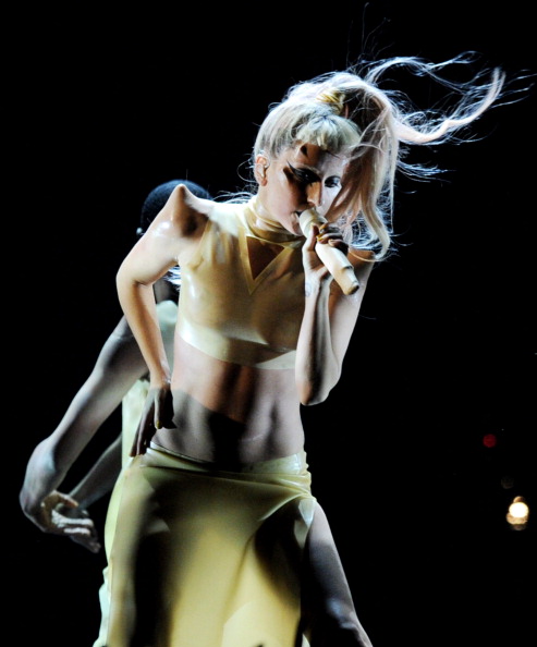Grammy-2011. Церемония вручения наград. Леди Гага появилась на сцене в яйце. Фоторепортаж. Фото: John Shearer/Kevin Winter/MARK RALSTON/ROBYN BECK/AFP/Getty Images